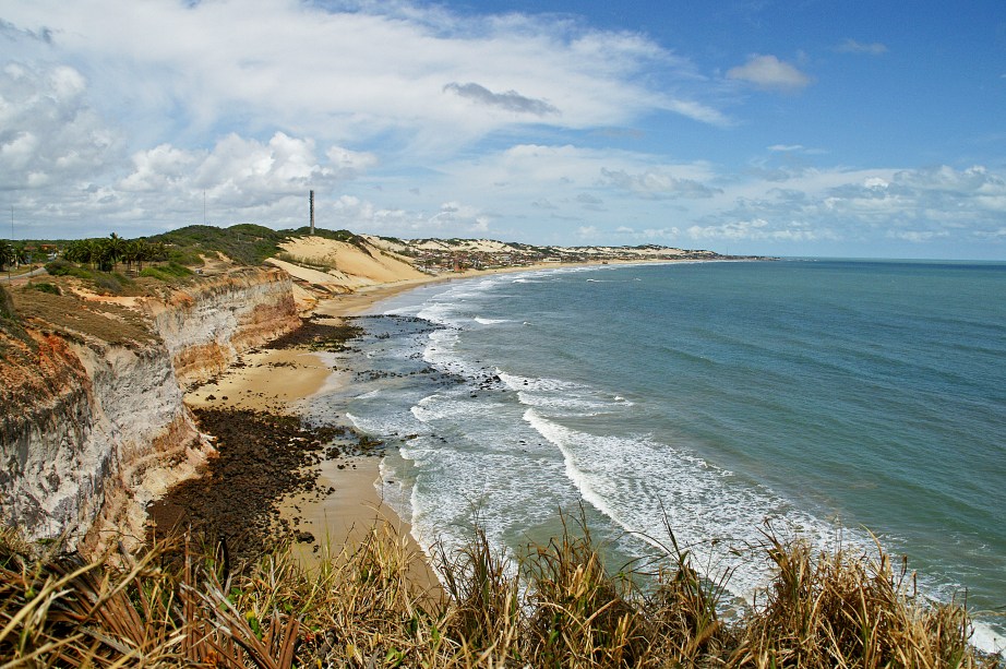 <strong><a href="https://viajeaqui.abril.com.br/estabelecimentos/br-rn-natal-atracao-praia-barra-de-tabatinga" target="_self">Praia Barra de Tabatinga</a>, <a href="https://viajeaqui.abril.com.br/cidades/br-rn-natal" target="_self">Natal</a> </strong> Essa é a praia mais jovial da cidade: a atmosfera local atrai muitos surfistas e jovens endinheirados. Aqui, há uma longa barreira de corais ao longo da orla. Outro ponto forte é o Mirante dos Golfinhos, onde é possível avistar os animais e a forte arrebentação <em><a href="https://www.booking.com/city/br/natal.pt-br.html?aid=332455&label=viagemabril-praias-do-rio-grande-do-norte" target="_blank" rel="noopener">Veja preços de hotéis em Natal no Booking.com</a></em>