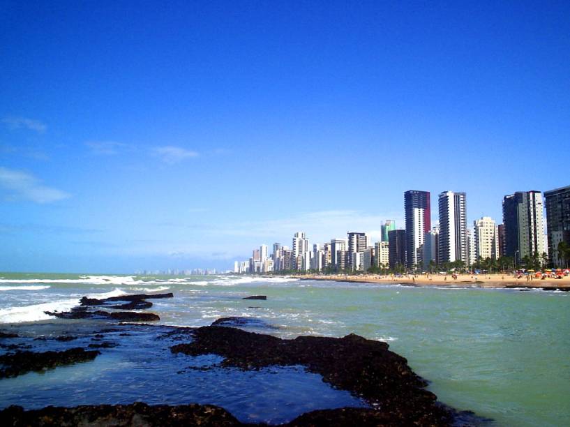 A <a href="http://viajeaqui.abril.com.br/estabelecimentos/br-pe-recife-atracao-praia-boa-viagem/" rel="praia Boa Viagem" target="_blank">praia Boa Viagem</a> fica perto do aeroporto de <a href="http://viajeaqui.abril.com.br/cidades/br-pe-recife" rel="Recife (PE)" target="_blank">Recife (PE)</a> – por isso, se você tem algumas horas de conexão, vale a pena dar uma esticadinha até lá