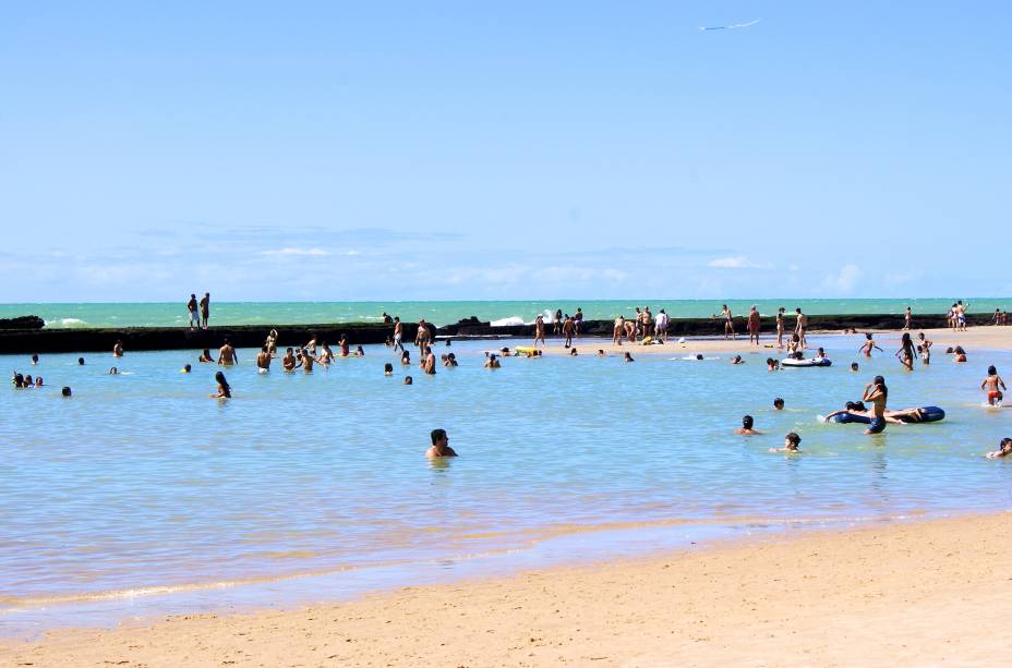 Na hora de cair no mar da <a href="http://viajeaqui.abril.com.br/estabelecimentos/br-pe-recife-atracao-praia-boa-viagem/" rel="praia Boa Viagem" target="_blank">praia de Boa Viagem</a>, prefira a maré baixa, e não passe a barreira de recifes (há risco de ataque de tubarões)