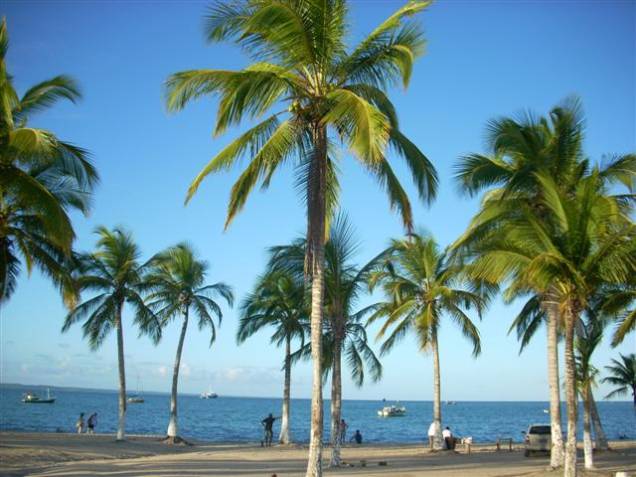 A calma praia da Coroa Vermelha, em Porto Seguro, onde acredita-se que aconteceu a primeira missa no Brasil A calma praia da Coroa Vermelha, em Porto Seguro, onde acredita-se que aconteceu a primeira missa no Brasil