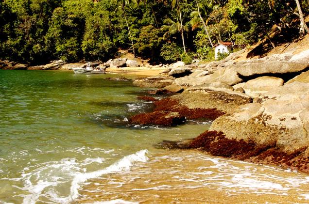 Praia da Fome, em Ilhabela, é calma e limpa - perfeita para mergulho ou snorkel. O acesso à ela é por uma trilha a pé ou de barco Praia da Fome, em Ilhabela, é calma e limpa - perfeita para mergulho ou snorkel. O acesso à ela é por uma trilha a pé ou de barco