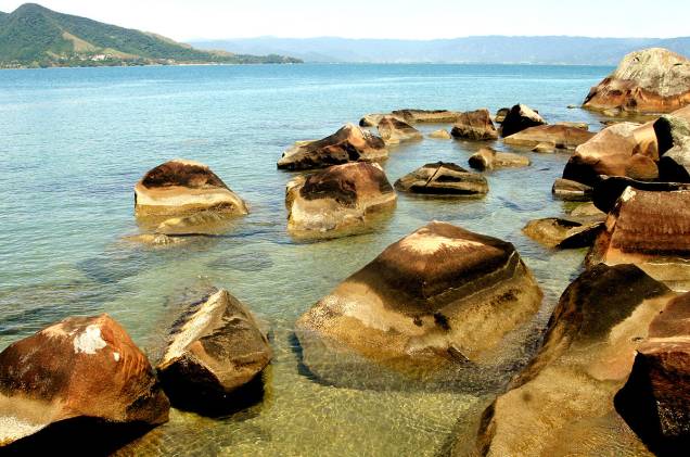 As pedras ressonantes da Praia do Sino, em Ilhabela (SP) As pedras ressonantes da Praia do Sino, em Ilhabela (SP)