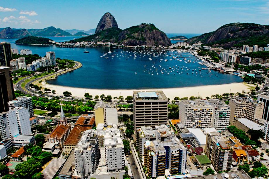 Da <strong>Praia de Botafogo</strong>, a vista frontal, escandalosa, pornográfica do <strong>Pão de Açucar</strong>.