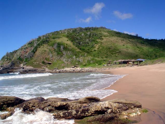 <a href="https://www.booking.com/searchresults.pt-br.html?aid=332455&sid=605c56653290b80351df808102ac423d&sb=1&src=index&src_elem=sb&error_url=https%3A%2F%2Fwww.booking.com%2Findex.pt-br.html%3Faid%3D332455%3Bsid%3D605c56653290b80351df808102ac423d%3Bsb_price_type%3Dtotal%26%3B&ss=B%C3%BAzios%2C+Estado+do+Rio+de+Janeiro%2C+Brasil&checkin_monthday=&checkin_month=&checkin_year=&checkout_monthday=&checkout_month=&checkout_year=&no_rooms=1&group_adults=2&group_children=0&b_h4u_keep_filters=&from_sf=1&ss_raw=B%C3%BAzios&ac_position=0&ac_langcode=xb&dest_id=-626254&dest_type=city&place_id_lat=-22.755422&place_id_lon=-41.887682&search_pageview_id=af308f3da292006d&search_selected=true&search_pageview_id=af308f3da292006d&ac_suggestion_list_length=5&ac_suggestion_theme_list_length=0" target="_blank" rel="noopener"><strong>Búzios </strong></a><strong>—</strong><strong> </strong><strong>Praia de José Gonçalves </strong>Localizada em uma área preservada da Reserva Ecológica das Emerências, essa praia tranquila é cercada por pedras, costões, morros e muita área verde, de mata nativa. A areia escura e fina conduz a ondas agitadas e ideais para o surfe. Para acessá-la, é preciso percorrer uma estrada que parte do portal da cidade - e que também leva o visitante até Cabo Frio <a href="https://www.booking.com/searchresults.pt-br.html?aid=332455&sid=605c56653290b80351df808102ac423d&sb=1&src=index&src_elem=sb&error_url=https%3A%2F%2Fwww.booking.com%2Findex.pt-br.html%3Faid%3D332455%3Bsid%3D605c56653290b80351df808102ac423d%3Bsb_price_type%3Dtotal%26%3B&ss=B%C3%BAzios%2C+Estado+do+Rio+de+Janeiro%2C+Brasil&checkin_monthday=&checkin_month=&checkin_year=&checkout_monthday=&checkout_month=&checkout_year=&no_rooms=1&group_adults=2&group_children=0&b_h4u_keep_filters=&from_sf=1&ss_raw=B%C3%BAzios&ac_position=0&ac_langcode=xb&dest_id=-626254&dest_type=city&place_id_lat=-22.755422&place_id_lon=-41.887682&search_pageview_id=af308f3da292006d&search_selected=true&search_pageview_id=af308f3da292006d&ac_suggestion_list_length=5&ac_suggestion_theme_list_length=0" target="_blank" rel="noopener"><strong>Búzios </strong></a><strong>—</strong><strong> </strong><strong>Praia de José Gonçalves </strong>Localizada em uma área preservada da Reserva Ecológica das Emerências, essa praia tranquila é cercada por pedras, costões, morros e muita área verde, de mata nativa. A areia escura e fina conduz a ondas agitadas e ideais para o surfe. Para acessá-la, é preciso percorrer uma estrada que parte do portal da cidade - e que também leva o visitante até Cabo Frio