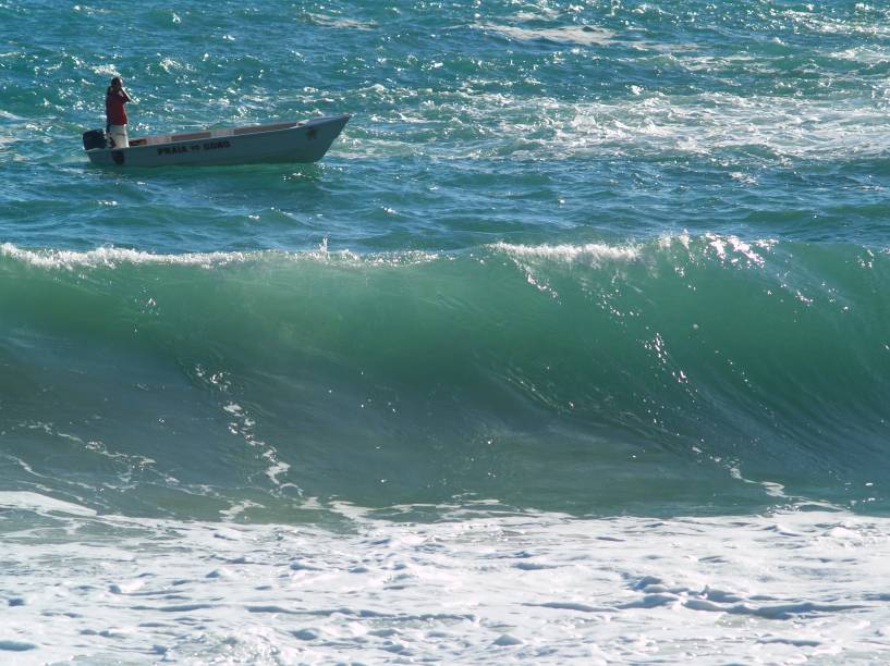 Pescadores vivem na tranquilíssima praia de Ponta Negra, em <a href="https://viajeaqui.abril.com.br/cidades/br-rj-paraty" rel="Paraty (RJ)" target="_blank">Paraty (RJ)</a>
