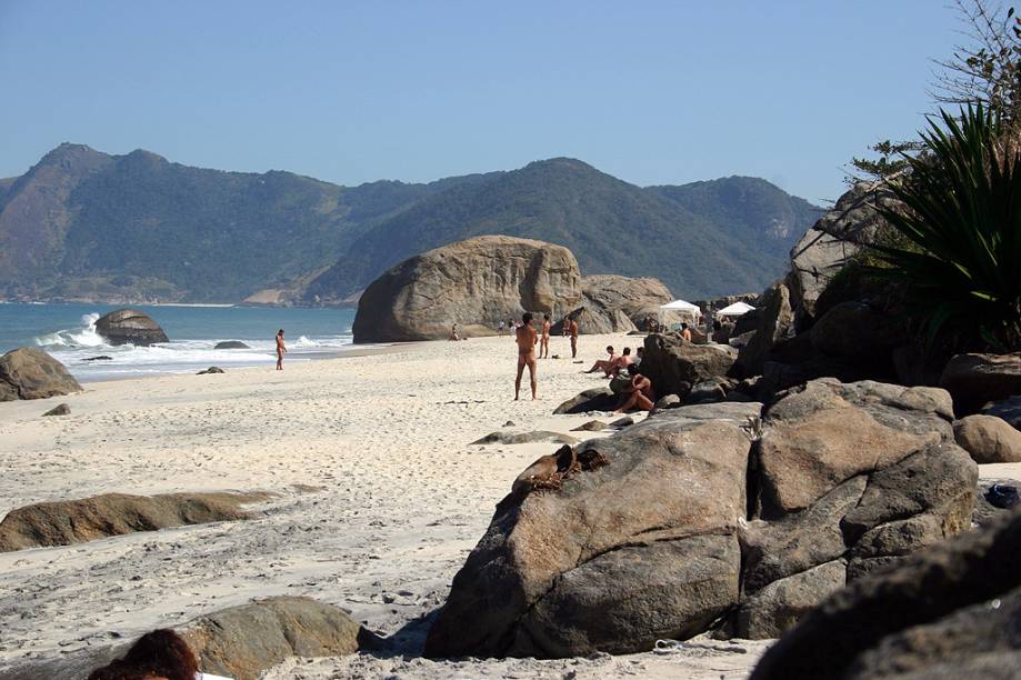 <strong>5. <a href="http://viajeaqui.abril.com.br/estabelecimentos/br-rj-rio-de-janeiro-atracao-praia-de-grumari" rel="Praia do Abricó (Praia de Grumari), Rio de Janeiro (RJ)">Praia do Abricó (Praia de Grumari), Rio de Janeiro</a></strong>Em área de preservação ambiental, é uma das praias mais bonitas do Rio, cercada por morros com vegetação de restinga. Vale a pena prestar atenção na paisagem durante o trajeto: o acesso, pela Av. Estado da Guanabara, é encantador. A parte naturista de Grumari toma o nome de Praia do Abricó e fica no canto esquerdo da orla. As ondas são fortes e atraem surfistas