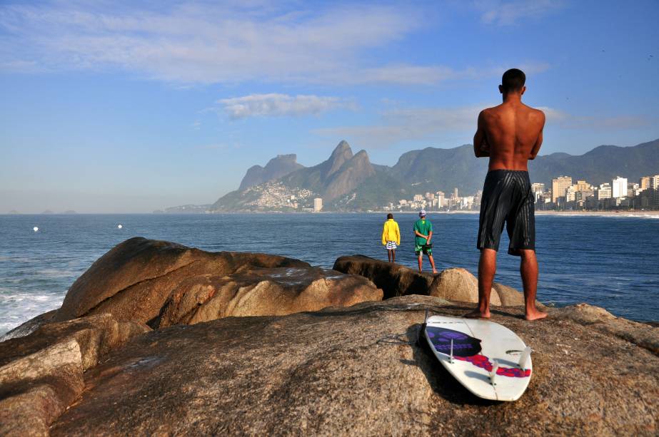 <strong>2. <a href="https://viajeaqui.abril.com.br/estabelecimentos/br-rj-rio-de-janeiro-atracao-praia-do-arpoador" rel="PEDRA DO ARPOADOR" target="_self">PEDRA DO ARPOADOR</a></strong> (1,1 km)    Do outro lado do Forte de Copacabana, a Pedra do Arpoador é daqueles lugares para você sentar e ficar admirando a vista, que inclui as orlas de Ipanema e Leblon, o Morro Dois Irmãos e a Pedra da Gávea.    <em>Endereço: Avenida Francisco Bering, 181, Ipanema</em> <strong>2. <a href="https://viajeaqui.abril.com.br/estabelecimentos/br-rj-rio-de-janeiro-atracao-praia-do-arpoador" rel="PEDRA DO ARPOADOR" target="_self">PEDRA DO ARPOADOR</a></strong> (1,1 km)    Do outro lado do Forte de Copacabana, a Pedra do Arpoador é daqueles lugares para você sentar e ficar admirando a vista, que inclui as orlas de Ipanema e Leblon, o Morro Dois Irmãos e a Pedra da Gávea.    <em>Endereço: Avenida Francisco Bering, 181, Ipanema</em>