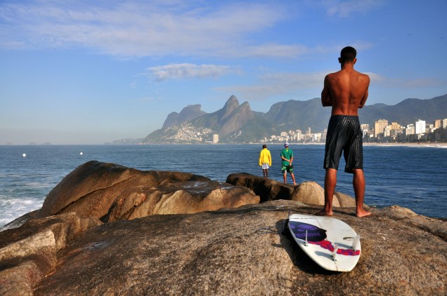 <strong>2. <a href="https://viajeaqui.abril.com.br/estabelecimentos/br-rj-rio-de-janeiro-atracao-praia-do-arpoador" rel="PEDRA DO ARPOADOR" target="_self">PEDRA DO ARPOADOR</a></strong> (1,1 km)    Do outro lado do Forte de Copacabana, a Pedra do Arpoador é daqueles lugares para você sentar e ficar admirando a vista, que inclui as orlas de Ipanema e Leblon, o Morro Dois Irmãos e a Pedra da Gávea.    <em>Endereço: Avenida Francisco Bering, 181, Ipanema</em>