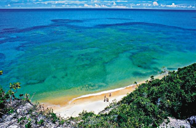 A Praia do Espelho é a estrela do litoral sul da Bahia, com seu mar transparente e paisagens espetaculares