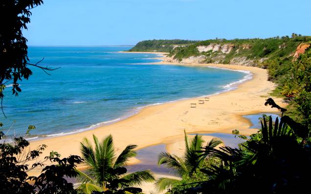 <strong>Praia do Espelho (BA) </strong> Uma das praias mais lindas do sul da Bahia, a do Espelho tem água transparente, mar tranquilo que hora está azul, hora esverdeado, belas falésias e (por causa delas) é praticamente inacessível por terra. A praia é considerada 5 estrelas pelo Guia Quatro Rodas devido às suas águas límpidas, às falésias coloridas e à maré que esconde e revela corais que vivem mais adiante no mar, que é raso por vários e vários metros. Em noites de lua cheia, ela reflete no mar e o espetáculo torna a noite ainda mais romântica. Um destino com ares de escondido e secreto com boas opções de hospedagem e excelentes tapiocas com frutos do mar. <em><a href="https://www.booking.com/searchresults.pt-br.html?aid=332455&lang=pt-br&sid=14fcbdfa23db223e04a3ec34ecada6b2&sb=1&src=searchresults&src_elem=sb&error_url=https%3A%2F%2Fwww.booking.com%2Fsearchresults.pt-br.html%3Faid%3D332455%3Bsid%3D14fcbdfa23db223e04a3ec34ecada6b2%3Bclass_interval%3D1%3Bdest_id%3D-671781%3Bdest_type%3Dcity%3Bdtdisc%3D0%3Bgroup_adults%3D2%3Bgroup_children%3D0%3Binac%3D0%3Bindex_postcard%3D0%3Blabel_click%3Dundef%3Bno_rooms%3D1%3Boffset%3D0%3Bpostcard%3D0%3Braw_dest_type%3Dcity%3Broom1%3DA%252CA%3Bsb_price_type%3Dtotal%3Bsearch_selected%3D1%3Bsrc%3Dsearchresults%3Bsrc_elem%3Dsb%3Bss%3DS%25C3%25A3o%2520Miguel%2520dos%2520Milagres%252C%2520Alagoas%252C%2520Brasil%3Bss_all%3D0%3Bss_raw%3Ds%25C3%25A3o%2520miguel%2520dos%3Bssb%3Dempty%3Bsshis%3D0%3Bssne_untouched%3DPraia%2520dos%2520Carneiros%26%3B&ss=Praia+do+Espelho%2C+Bahia%2C+Brasil&ssne=S%C3%A3o+Miguel+dos+Milagres&ssne_untouched=S%C3%A3o+Miguel+dos+Milagres&city=-671781&checkin_monthday=&checkin_month=&checkin_year=&checkout_monthday=&checkout_month=&checkout_year=&no_rooms=1&group_adults=2&group_children=0&highlighted_hotels=&from_sf=1&ss_raw=praia+do+espelho&ac_position=0&ac_langcode=xb&dest_id=900050228&dest_type=city&search_pageview_id=4c419698d5f6018d&search_selected=true&search_pageview_id=4c419698d5f6018d&ac_suggestion_list_length=5&ac_suggestion_theme_list_length=0" target="_blank" rel="noopener">Busque hospedagens na Praia do Espelho</a></em> <strong>Praia do Espelho (BA) </strong> Uma das praias mais lindas do sul da Bahia, a do Espelho tem água transparente, mar tranquilo que hora está azul, hora esverdeado, belas falésias e (por causa delas) é praticamente inacessível por terra. A praia é considerada 5 estrelas pelo Guia Quatro Rodas devido às suas águas límpidas, às falésias coloridas e à maré que esconde e revela corais que vivem mais adiante no mar, que é raso por vários e vários metros. Em noites de lua cheia, ela reflete no mar e o espetáculo torna a noite ainda mais romântica. Um destino com ares de escondido e secreto com boas opções de hospedagem e excelentes tapiocas com frutos do mar. <em><a href="https://www.booking.com/searchresults.pt-br.html?aid=332455&lang=pt-br&sid=14fcbdfa23db223e04a3ec34ecada6b2&sb=1&src=searchresults&src_elem=sb&error_url=https%3A%2F%2Fwww.booking.com%2Fsearchresults.pt-br.html%3Faid%3D332455%3Bsid%3D14fcbdfa23db223e04a3ec34ecada6b2%3Bclass_interval%3D1%3Bdest_id%3D-671781%3Bdest_type%3Dcity%3Bdtdisc%3D0%3Bgroup_adults%3D2%3Bgroup_children%3D0%3Binac%3D0%3Bindex_postcard%3D0%3Blabel_click%3Dundef%3Bno_rooms%3D1%3Boffset%3D0%3Bpostcard%3D0%3Braw_dest_type%3Dcity%3Broom1%3DA%252CA%3Bsb_price_type%3Dtotal%3Bsearch_selected%3D1%3Bsrc%3Dsearchresults%3Bsrc_elem%3Dsb%3Bss%3DS%25C3%25A3o%2520Miguel%2520dos%2520Milagres%252C%2520Alagoas%252C%2520Brasil%3Bss_all%3D0%3Bss_raw%3Ds%25C3%25A3o%2520miguel%2520dos%3Bssb%3Dempty%3Bsshis%3D0%3Bssne_untouched%3DPraia%2520dos%2520Carneiros%26%3B&ss=Praia+do+Espelho%2C+Bahia%2C+Brasil&ssne=S%C3%A3o+Miguel+dos+Milagres&ssne_untouched=S%C3%A3o+Miguel+dos+Milagres&city=-671781&checkin_monthday=&checkin_month=&checkin_year=&checkout_monthday=&checkout_month=&checkout_year=&no_rooms=1&group_adults=2&group_children=0&highlighted_hotels=&from_sf=1&ss_raw=praia+do+espelho&ac_position=0&ac_langcode=xb&dest_id=900050228&dest_type=city&search_pageview_id=4c419698d5f6018d&search_selected=true&search_pageview_id=4c419698d5f6018d&ac_suggestion_list_length=5&ac_suggestion_theme_list_length=0" target="_blank" rel="noopener">Busque hospedagens na Praia do Espelho</a></em>