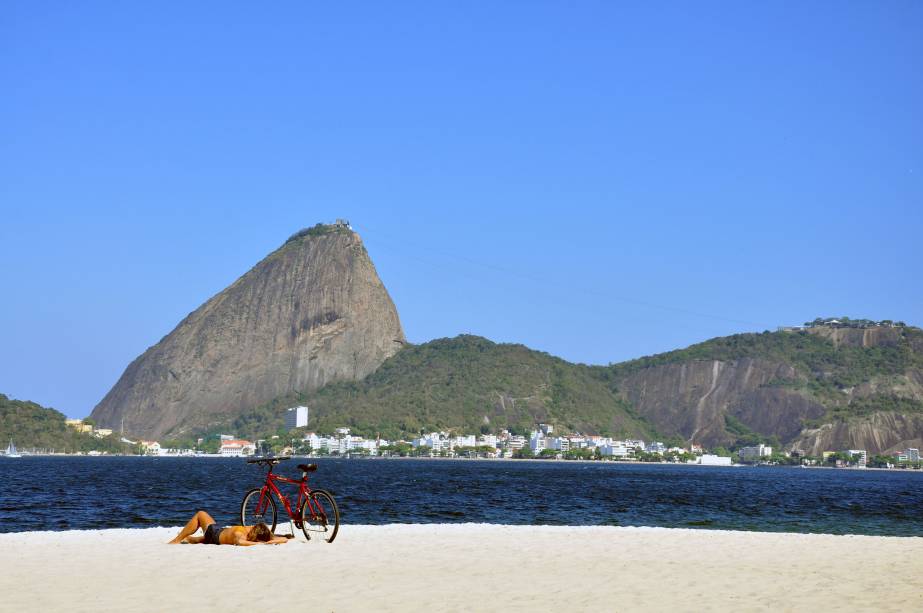 As curvas do Pão de Açúcar e do Morro da Urca agora vistos da <strong>Praia do Flamengo</strong>.