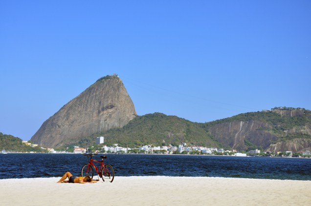 A bela paisagem da Praia do Flamengo, no Rio de Janeiro, contempla os barcos da Marina da Glória e o Pão de Açúcar