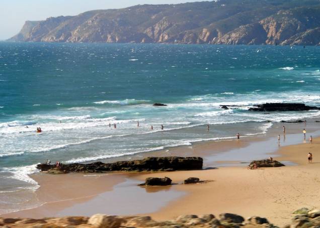 Além de ser linda, essa praia ainda é uma das mais ventosas de <a href="http://viajeaqui.abril.com.br/paises/portugal" target="_blank" rel="noopener noreferrer">Portugal</a>, sendo ideal para a prática de esportes como surfe, windsurfe e kitesurf. Todos os anoos, chega até a abrigar eventos e competições ligadas ao mundo dos esportes aquáticos. <a href="http://www.booking.com/city/pt/cascais.html?aid=332455&label=viagemabril-praiasportugal" target="_blank" rel="noopener noreferrer"><em>Reserve o seu hotel em Cascais através do Booking.com</em></a>