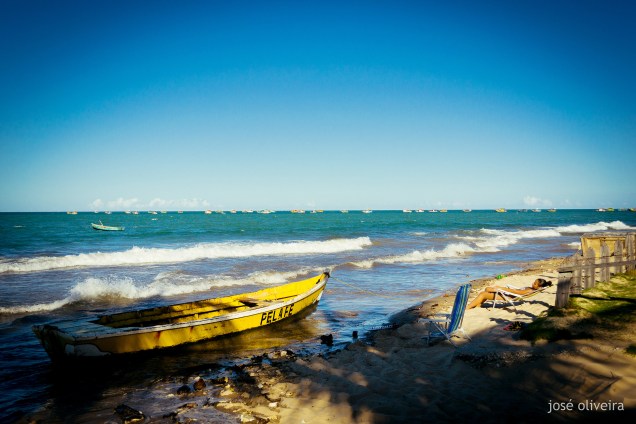 O melhor jeito de chegar à <a href="https://viajeaqui.abril.com.br/estabelecimentos/br-al-penedo-atracao-do-peba" rel="praia" target="_blank">praia</a> é por bugue – a partir de Pontal do Peba (ou de barco desde Piaçabuçu)