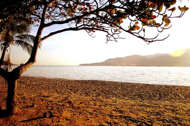 Pousadas, restaurantes, comércio e agências de turismo podem ser encontradas na Praia do Perequê, na região central da cidade Pousadas, restaurantes, comércio e agências de turismo podem ser encontradas na Praia do Perequê, na região central da cidade