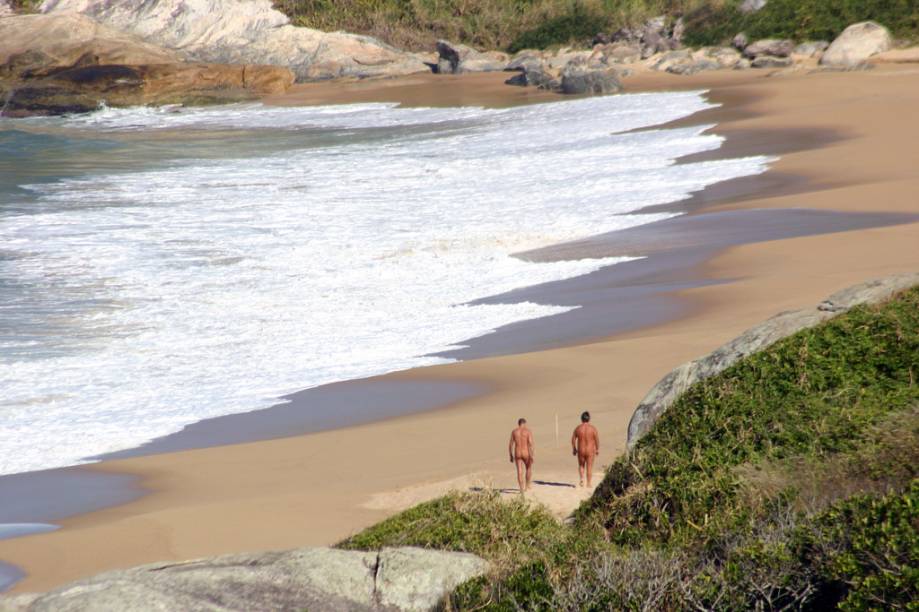 <strong>7. <a href="http://viajeaqui.abril.com.br/estabelecimentos/br-sc-balneario-camboriu-atracao-praia-do-pinho" rel="Praia do Pinho, Balneário Camboriú, Santa Catarina">Praia do Pinho, Balneário Camboriú, Santa Catarina</a></strong>Não é preciso tirar a roupa para conhecer a primeira praia oficial de naturismo do país, com ondas fortes e costões cobertos de mata nativa. No estacionamento e na pousada localizada na propriedade, muita gente não adere ao nu – há quem venha só para tomar uma cerveja e observar o movimento na areia - quem pisar nela deve tirar a roupa