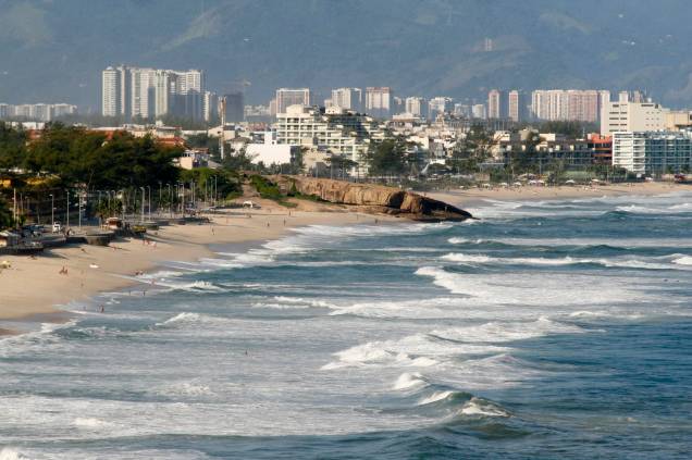 Por ser plana, a faixa de areia da praia do Recreio dos Bandeirantes, no <a href="https://viajeaqui.abril.com.br/cidades/br-rj-rio-de-janeiro" rel="Rio de Janeiro" target="_blank">Rio de Janeiro</a>, atrai gente que gosta de caminhar ou tomar um drinque nos quiosques Por ser plana, a faixa de areia da praia do Recreio dos Bandeirantes, no <a href="https://viajeaqui.abril.com.br/cidades/br-rj-rio-de-janeiro" rel="Rio de Janeiro" target="_blank">Rio de Janeiro</a>, atrai gente que gosta de caminhar ou tomar um drinque nos quiosques