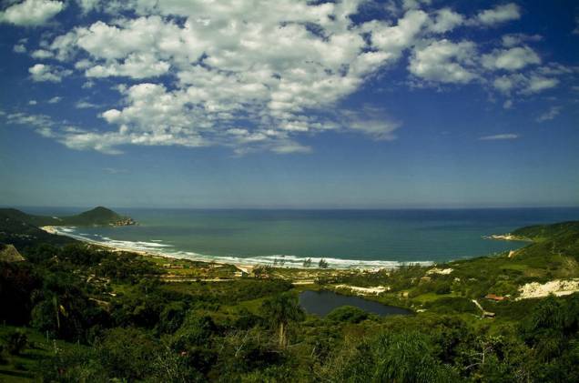 <strong>1. Praia do Rosa, Imbituba</strong> A moda, aqui, é a preservação ambiental. Por isso, e pela própria geografia local, os únicos acessos para carros são pelo Rosa Norte, próximo à pousada Villa Agrifoglio, ou Rosa Sul, seguindo a Estrada Geral do Rosa até o fim (atenção: no verão, os estacionamentos ficam lotados). <a href="https://www.booking.com/searchresults.pt-br.html?aid=332455&lang=pt-br&sid=eedbe6de09e709d664615ac6f1b39a5d&sb=1&src=index&src_elem=sb&error_url=https%3A%2F%2Fwww.booking.com%2Findex.pt-br.html%3Faid%3D332455%3Bsid%3Deedbe6de09e709d664615ac6f1b39a5d%3Bsb_price_type%3Dtotal%26%3B&ss=Praia+do+Rosa%2C+Santa+Catarina%2C+Brasil&checkin_monthday=&checkin_month=&checkin_year=&checkout_monthday=&checkout_month=&checkout_year=&no_rooms=1&group_adults=2&group_children=0&from_sf=1&ss_raw=Praia+do+Rosa&ac_position=0&ac_langcode=xb&dest_id=900048708&dest_type=city&search_pageview_id=2c456d55ff360190&search_selected=true&search_pageview_id=2c456d55ff360190&ac_suggestion_list_length=5&ac_suggestion_theme_list_length=0" target="_blank" rel="noopener"><em>Busque hospedagens na Praia do Rosa no Booking.com</em></a> <strong>1. Praia do Rosa, Imbituba</strong> A moda, aqui, é a preservação ambiental. Por isso, e pela própria geografia local, os únicos acessos para carros são pelo Rosa Norte, próximo à pousada Villa Agrifoglio, ou Rosa Sul, seguindo a Estrada Geral do Rosa até o fim (atenção: no verão, os estacionamentos ficam lotados). <a href="https://www.booking.com/searchresults.pt-br.html?aid=332455&lang=pt-br&sid=eedbe6de09e709d664615ac6f1b39a5d&sb=1&src=index&src_elem=sb&error_url=https%3A%2F%2Fwww.booking.com%2Findex.pt-br.html%3Faid%3D332455%3Bsid%3Deedbe6de09e709d664615ac6f1b39a5d%3Bsb_price_type%3Dtotal%26%3B&ss=Praia+do+Rosa%2C+Santa+Catarina%2C+Brasil&checkin_monthday=&checkin_month=&checkin_year=&checkout_monthday=&checkout_month=&checkout_year=&no_rooms=1&group_adults=2&group_children=0&from_sf=1&ss_raw=Praia+do+Rosa&ac_position=0&ac_langcode=xb&dest_id=900048708&dest_type=city&search_pageview_id=2c456d55ff360190&search_selected=true&search_pageview_id=2c456d55ff360190&ac_suggestion_list_length=5&ac_suggestion_theme_list_length=0" target="_blank" rel="noopener"><em>Busque hospedagens na Praia do Rosa no Booking.com</em></a>