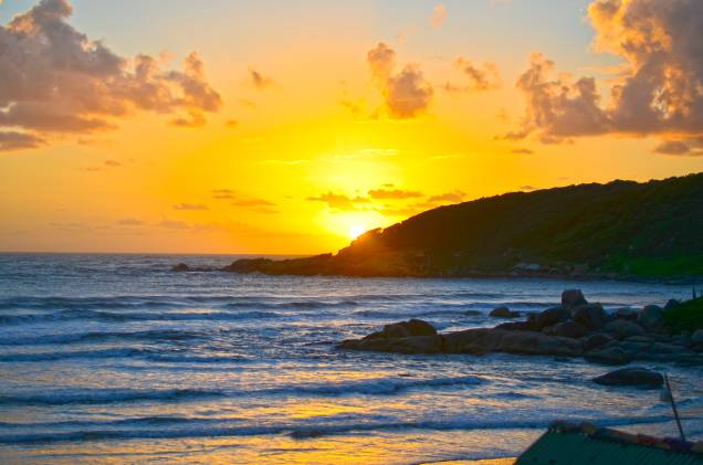 <strong>Praia do Rosa (SC) </strong> Natureza bem preservada, centro pequeno de ruas estreitas e convidativas e trilhas interessantes pela Mata Atlântica que levam a diferentes praias fazem da Praia do Rosa um ótimo lugar para uma viagem a dois. No inverno é frio, mas é possível observar as baleias-francas, que podem ser vistas da praia mesmo ou em passeios de barco. A praia não tem barracas, as águas são verdes e o mar varia de agitado nas laterais à esquerda e à direita a bem calmo na Lagoa do Meio. Apesar de pequena (mas está crescendo bem rápido), o Rosa tem bons restaurantes e pousadas bastante confortáveis. <a href="https://www.booking.com/searchresults.pt-br.html?aid=332455&sid=605c56653290b80351df808102ac423d&sb=1&src=index&src_elem=sb&error_url=https%3A%2F%2Fwww.booking.com%2Findex.pt-br.html%3Faid%3D332455%3Bsid%3D605c56653290b80351df808102ac423d%3Bsb_price_type%3Dtotal%26%3B&ss=Praia+do+Rosa%2C+Santa+Catarina%2C+Brasil&checkin_monthday=&checkin_month=&checkin_year=&checkout_monthday=&checkout_month=&checkout_year=&no_rooms=1&group_adults=2&group_children=0&b_h4u_keep_filters=&from_sf=1&ss_raw=Praia+do+Rosa&ac_position=0&ac_langcode=xb&dest_id=900048708&dest_type=city&place_id_lat=-28.125&place_id_lon=-48.648998&search_pageview_id=762184f615260327&search_selected=true&search_pageview_id=762184f615260327&ac_suggestion_list_length=5&ac_suggestion_theme_list_length=0" target="_blank" rel="noopener"><em>Busque hospedagens na Praia do Rosa</em></a> <strong>Praia do Rosa (SC) </strong> Natureza bem preservada, centro pequeno de ruas estreitas e convidativas e trilhas interessantes pela Mata Atlântica que levam a diferentes praias fazem da Praia do Rosa um ótimo lugar para uma viagem a dois. No inverno é frio, mas é possível observar as baleias-francas, que podem ser vistas da praia mesmo ou em passeios de barco. A praia não tem barracas, as águas são verdes e o mar varia de agitado nas laterais à esquerda e à direita a bem calmo na Lagoa do Meio. Apesar de pequena (mas está crescendo bem rápido), o Rosa tem bons restaurantes e pousadas bastante confortáveis. <a href="https://www.booking.com/searchresults.pt-br.html?aid=332455&sid=605c56653290b80351df808102ac423d&sb=1&src=index&src_elem=sb&error_url=https%3A%2F%2Fwww.booking.com%2Findex.pt-br.html%3Faid%3D332455%3Bsid%3D605c56653290b80351df808102ac423d%3Bsb_price_type%3Dtotal%26%3B&ss=Praia+do+Rosa%2C+Santa+Catarina%2C+Brasil&checkin_monthday=&checkin_month=&checkin_year=&checkout_monthday=&checkout_month=&checkout_year=&no_rooms=1&group_adults=2&group_children=0&b_h4u_keep_filters=&from_sf=1&ss_raw=Praia+do+Rosa&ac_position=0&ac_langcode=xb&dest_id=900048708&dest_type=city&place_id_lat=-28.125&place_id_lon=-48.648998&search_pageview_id=762184f615260327&search_selected=true&search_pageview_id=762184f615260327&ac_suggestion_list_length=5&ac_suggestion_theme_list_length=0" target="_blank" rel="noopener"><em>Busque hospedagens na Praia do Rosa</em></a>