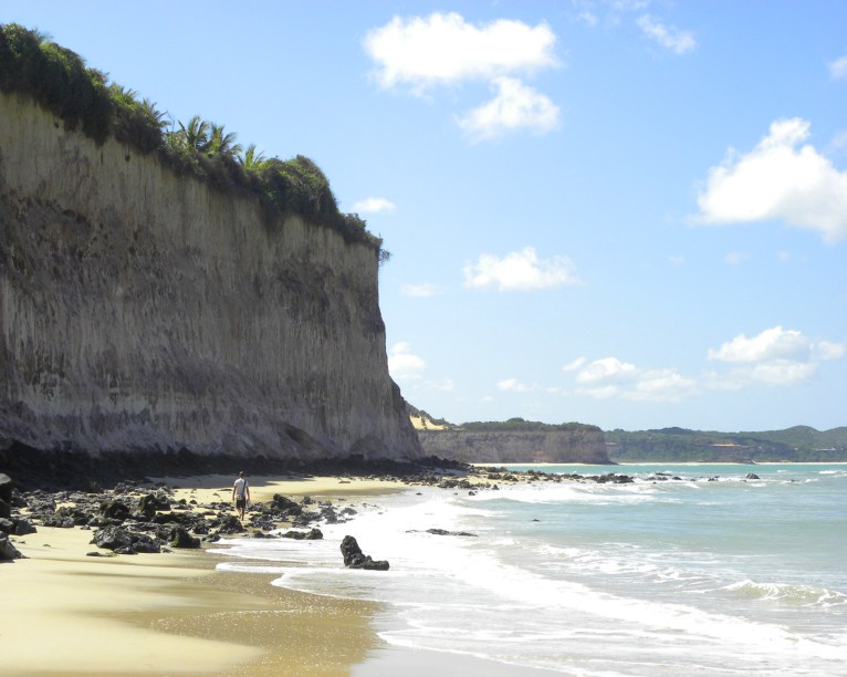 <strong><a href="https://viajeaqui.abril.com.br/estabelecimentos/br-rn-praia-da-pipa-atracao-praia-do-curral" target="_self">Praia do Curral (dos Golfinhos)</a>, <a href="https://viajeaqui.abril.com.br/cidades/br-rn-praia-da-pipa" target="_self">Pipa</a></strong> Se quiser fugir da badalação das praias mais famosas da região, esse é o destino certo: ao longo de sua faixa de areia, quase não se nota barracas. As falésias avermelhadas que contornam a orla são um dos pontos fortes do local, onde se pode nadar com golfinhos <em><a href="https://www.booking.com/city/br/pipa.pt-br.html?aid=332455&label=viagemabril-praias-do-rio-grande-do-norte" target="_blank" rel="noopener">Veja preços de hotéis na Praia da Pipa no Booking.com</a></em>