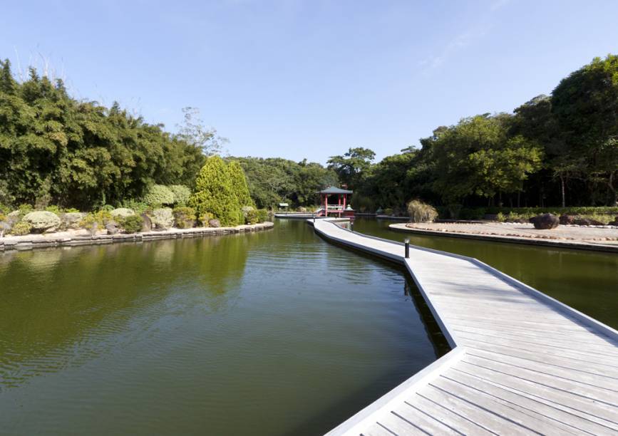 <strong>Sesc Praia Formosa, Santa Cruz<em>, </em><a href="https://www.booking.com/searchresults.pt-br.html?aid=332455&sid=923abc2f9580f21ecf645d6d203d26e4&sb=1&src=searchresults&src_elem=sb&error_url=https%3A%2F%2Fwww.booking.com%2Fsearchresults.pt-br.html%3Faid%3D332455%3Bsid%3D923abc2f9580f21ecf645d6d203d26e4%3Bclass_interval%3D1%3Bdest_id%3D-668215%3Bdest_type%3Dcity%3Bdtdisc%3D0%3Bfrom_sf%3D1%3Bgroup_adults%3D2%3Bgroup_children%3D0%3Binac%3D0%3Bindex_postcard%3D0%3Blabel_click%3Dundef%3Bno_rooms%3D1%3Boffset%3D0%3Bpostcard%3D0%3Braw_dest_type%3Dcity%3Broom1%3DA%252CA%3Bsb_price_type%3Dtotal%3Bsearch_selected%3D1%3Bsrc%3Dindex%3Bsrc_elem%3Dsb%3Bss%3DSanta%2520Cruz%252C%2520Esp%25C3%25ADrito%2520Santo%252C%2520Brasil%3Bss_all%3D0%3Bss_raw%3DSanta%2520Cruz%252C%2520Esp%25C3%25AD%3Bssb%3Dempty%3Bsshis%3D0%26%3B&ss=Esp%C3%ADrito+Santo%2C+Brasil&ssne=Santa+Cruz&ssne_untouched=Santa+Cruz&city=-668215&checkin_monthday=&checkin_month=&checkin_year=&checkout_monthday=&checkout_month=&checkout_year=&group_adults=2&group_children=0&no_rooms=1&from_sf=1&ss_raw=Esp%C3%ADrito+Santo&ac_position=0&ac_langcode=xb&dest_id=647&dest_type=region&place_id_lat=-20.237226&place_id_lon=-40.44353&search_pageview_id=fe478c25288805f9&search_selected=true&search_pageview_id=fe478c25288805f9&ac_suggestion_list_length=5&ac_suggestion_theme_list_length=0" target="_blank" rel="noopener">Espírito Santo</a></strong> O <a href="http://sesc-es.com.br/sobre-o-sesc/nossas-unidades/hoteis-do-sesc/centro-de-turismo-social-e-lazer-de-praia-formosa/" target="_blank" rel="noopener">Sesc Praia Formosa</a>, localizado próximo à praia de mesmo nome, tem parques aquáticos (adulto e infantil), com piscinas, toboáguas (com destaque para o Kamikaze), chafariz, correnteza, rampa molhada e brinquedos. Ainda é possível fazer trilhas e visitar as praças temáticas (foto) – africana, japonesa e indiana – que exibem exposições de artes. São 516 apartamentos distribuídos em blocos, todos com ar-condicionado, televisão e frigobar Onde: Rodovia do Sol (ES-010), km 35 Norte, S/N - Telefone: (27) 3232-3131