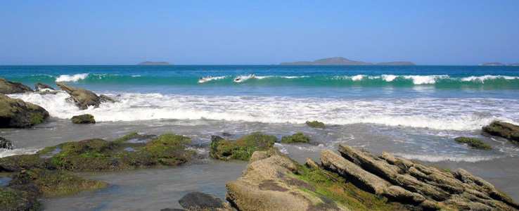 Contornada por pedras, costões, morros e mata nativa, a <a href="https://viajeaqui.abril.com.br/estabelecimentos/br-rj-buzios-atracao-jose-goncalves" rel="praia José Gonçalves" target="_blank">praia José Gonçalves</a>, em <a href="https://viajeaqui.abril.com.br/cidades/br-rj-buzios" rel="Búzios (RJ)" target="_blank">Búzios (RJ)</a>, tem areias escuras e finas e ondas que atraem os surfistas