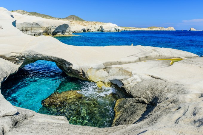 Praia Sarakiniko na ilha de Milos, Grécia