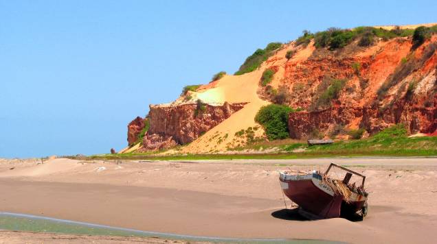 Localizada a aproximadamente 50 quilômetros de <a href="http://viajeaqui.abril.com.br/cidades/br-ce-canoa-quebrada" target="_self">Canoa Quebrada</a>, a praia reserva um dos mais belos cenários do Ceará graças ao seu mar verdinho, falésias avermelhadas, dunas e coqueiros, que acalmam qualquer ânimo. O acesso é feito de bugue
