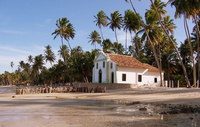 Um dos pontos icônicos de Tamandaré, em Pernambuco, é a capelinha que fica na beira da praia