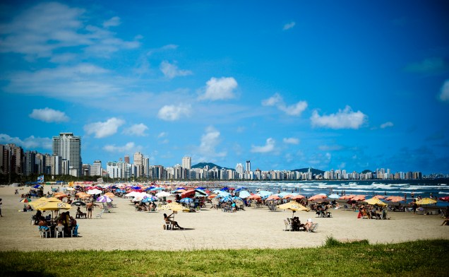 Com um fim de semana ensolarado, a praia é o principal destinos de santistas e turistas