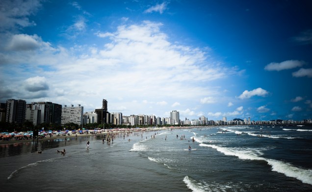 O mar de Santos parece invadir a vida urbana da cidade