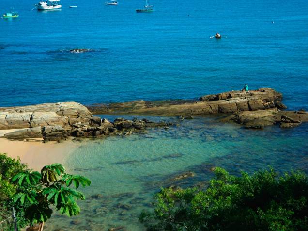 Praia da Lagoinha, onde ocorre a saída de barco de mergulhadores – quem prefere não se aventurar em alto-mar pode praticar mergulho livre com snorkel Praia da Lagoinha, onde ocorre a saída de barco de mergulhadores – quem prefere não se aventurar em alto-mar pode praticar mergulho livre com snorkel