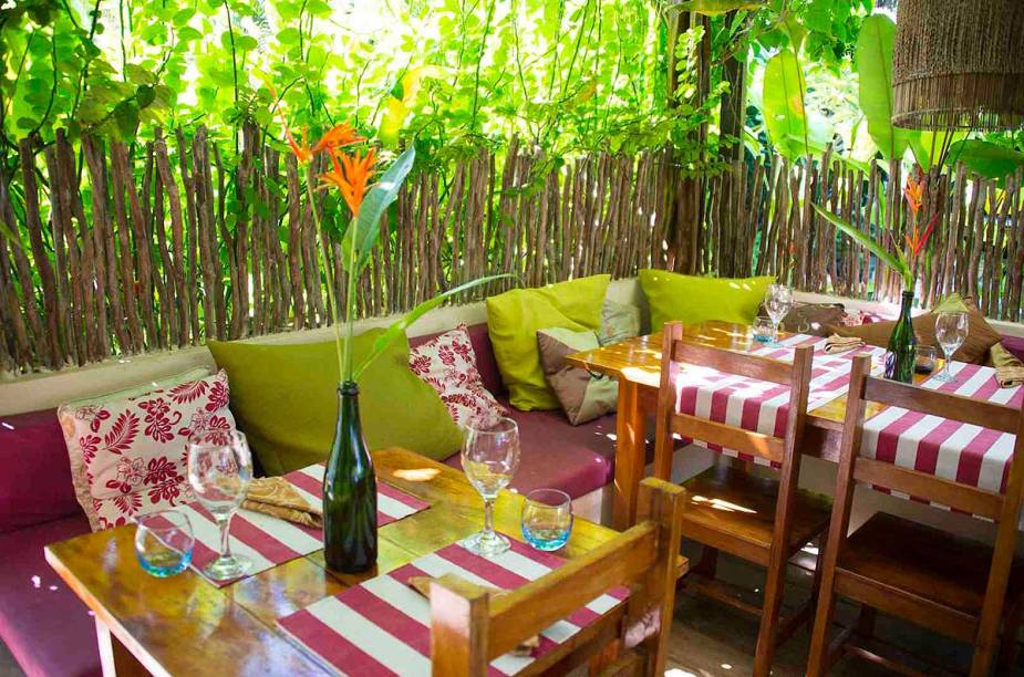 Garrafas decoradas com flores exóticas dão um toque de charme ao restaurante indicado pelo GUIA QUATRO RODAS