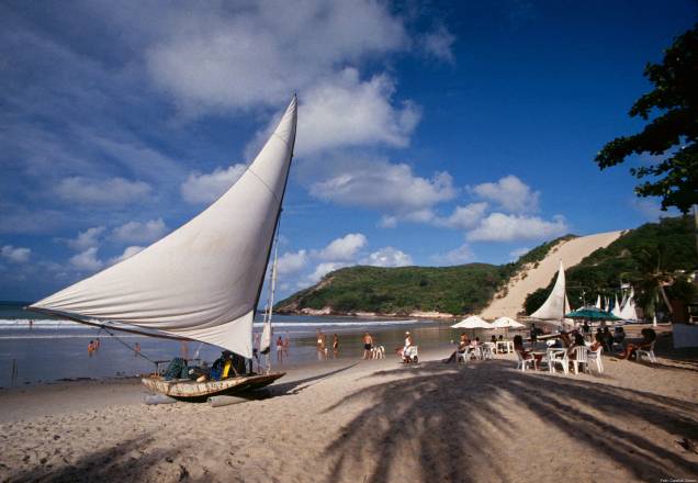 O início da praia de Ponta Negra é mais tranquilo, com famílias que se hospedam nos hotéis da região