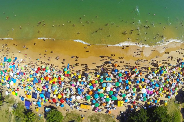 Drone sobrevoa a praia Bacutia, em Guarapari (ES), durante um dia ensolarado de verão
