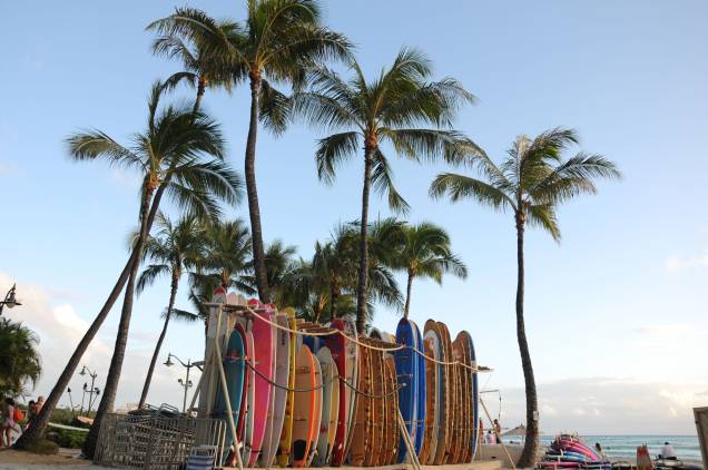 <strong>Praia de Waikiki</strong><br />  A mais famosa das praias do Havaí fica em Honolulu: Waikiki. Seu nome significa “águas que borbulham” e seus 3,2 quilômetros de extensão são o point garantido dos aficionados por surf do mundo inteiro
