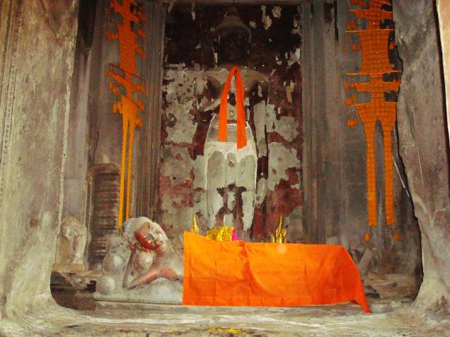 <strong>1. Angkor Wat</strong>O templo ainda tem atividades budistas teravada sendo realizadas lá dentro. As estátuas de Buda são decoradas e “vestidas” de acordo com a tradição religiosa. Muitos monges budistas de diversas partes do mundo visitam Angkor todos os anos