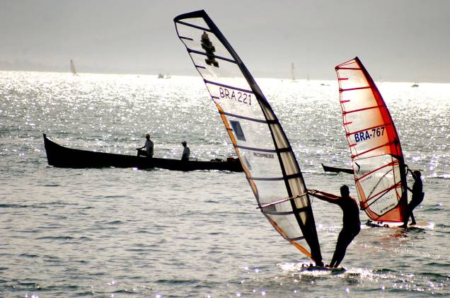 Praticantes de windsurfe na Ponta das Canas, em Ilhabela (SP)