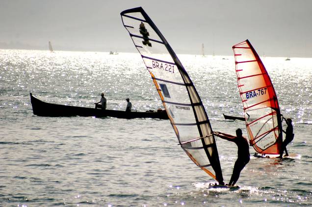 Praticantes de windsurfe na Ponta das Canas, em Ilhabela (SP) Praticantes de windsurfe na Ponta das Canas, em Ilhabela (SP)