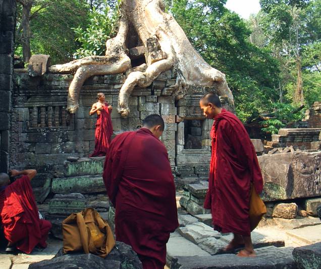 <strong>5. Preah Khan</strong>Monges budistas são frequentemente encontrados entre os turistas que visitam Angkor. Veja o tamanho das raízes das árvores em comparação com eles!
