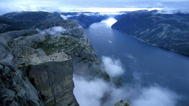 <strong>Preikestolen, Noruega</strong>Debruçado 640 acima do fiorde de Lyse, o Preikestolen, o "Púlpito", é uma das muitas belezas naturais da Noruega