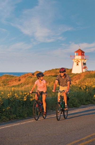 Ciclistas na costa de Prince Edward Island