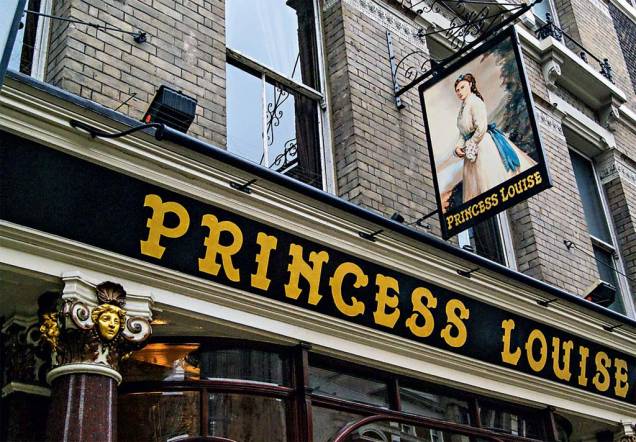 <a href="http://princesslouisepub.co.uk/" rel="Princess Louise" target="_blank"><strong>Princess Louise</strong></a>        Disparado um dos mais bonitos pubs de Londres, está em prédio de 1872 em estilo art-nouveau. Um balcão serpenteia por todo o salão, e vidros, qual biombos, criam cantos para quem prefere mais privacidade. Escadas, azulejos e claraboias embalam uma viagem no tempo enquanto se degustam cidras, ales amargas e até uma cerveja de trigo da Samuel Smith’s, cervejaria do século 18. <em>208 High Holborn, Holborn</em>