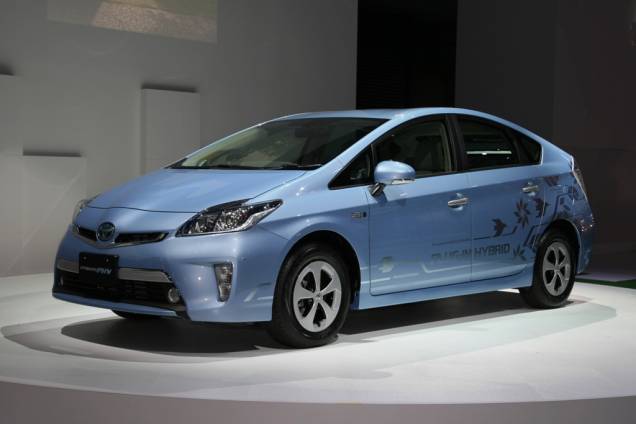 Mais bem-sucedido carro híbrido do mercado, o Toyota Prius já chegou a mais de 2 milhões de unidades vendidas em todo o mundo. A terceira geração do modelo deverá chegar ao Brasil em 2012 com a missão de ser uma ponta de lança para tecnologias mais limpas. O modelo plug-in, a ser lançado em março, poderá receber cargas diretamente da tomada Mais bem-sucedido carro híbrido do mercado, o Toyota Prius já chegou a mais de 2 milhões de unidades vendidas em todo o mundo. A terceira geração do modelo deverá chegar ao Brasil em 2012 com a missão de ser uma ponta de lança para tecnologias mais limpas. O modelo plug-in, a ser lançado em março, poderá receber cargas diretamente da tomada