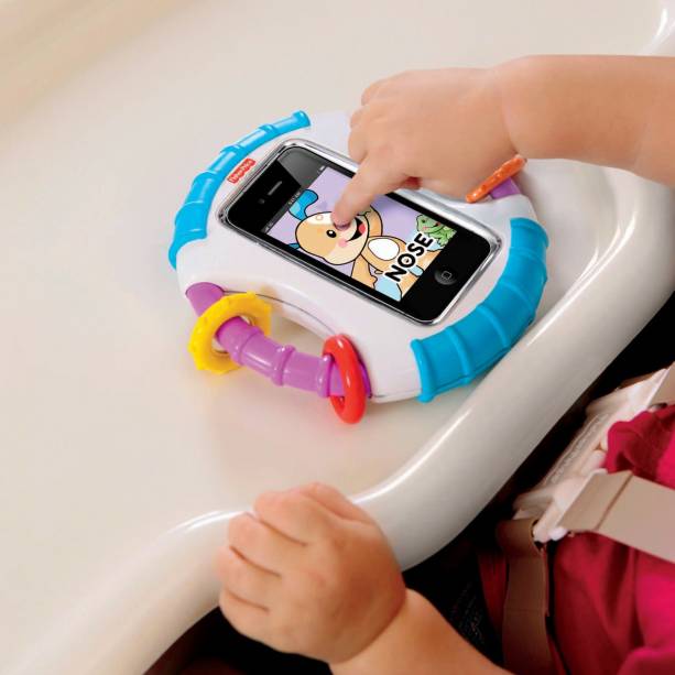 <strong>Protetor de iPhone e iPod para bebês</strong> <br />  <br />  A atração que os bebês sentem por celulares e smartphones é inegável. O problema é que o dono do aparelho sua frio quando o bebê pega o "brinquedo". A solução para isso é adotar um case protetor como o Laugh & Learn Apptivity Case for iPhone and iPod, da Fischer-Price, que custa a partir de US$ 20