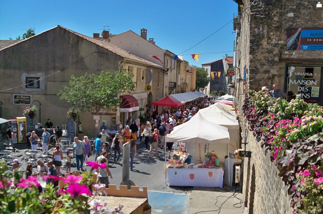 Uma ruela medieval. Tem aos montes. Essa aí é em Châteauneuf-du-Pape Uma ruela medieval. Tem aos montes. Essa aí é em Châteauneuf-du-Pape