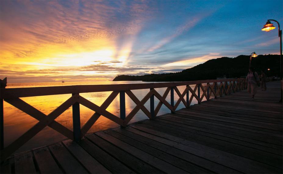 Menos explorada pelo turismo, Providencia provoca no visitante a sensação de estar em uma ilha quase deserta, conectada à ilhota de Santa Catalina, uma porção de terra de 1 quilômetro quadrado. A <strong>Puente de los Enamorados</strong>, na foto, fica entre as duas cidades.