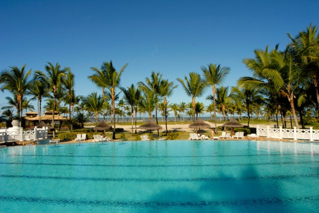 Vista da piscina semi-olímpica do Hotel Transamérica Ilha de Comandatuba, na Bahia