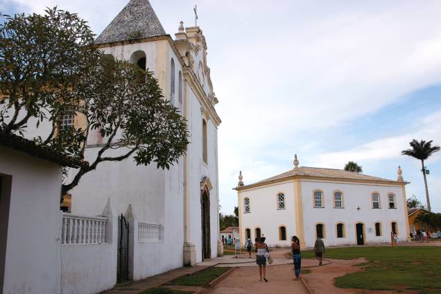 O trecho onde foi fundada a primeira vila do Brasil, no século 16, tem diversas referências ao descobrimento, como o Marco da Posse, as ruínas da primeira igreja construída em solo brasileiro e da primeira escola de jesuítas