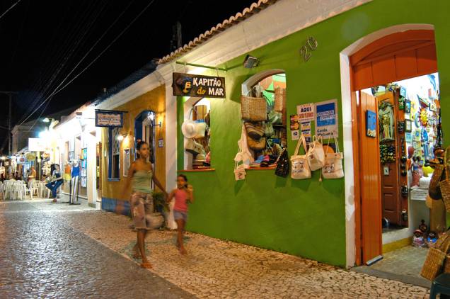 Um dos principais cartões-postais da cidade, a Passarela do Álcool abriga lojas de artesanato, restaurantes e butiques
